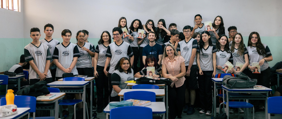 Autor maringaense Pedro Moro relança seu terceiro livro, 'Aos olhos dela', com distribuição gratuita e bate-papo